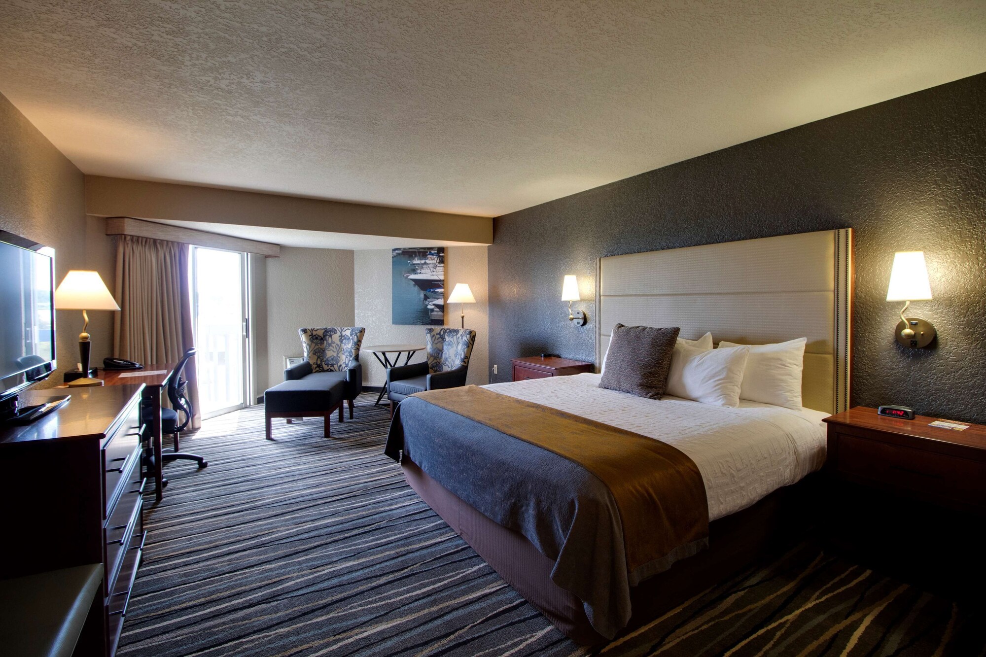 Standard, King Bed, Partial Lake View