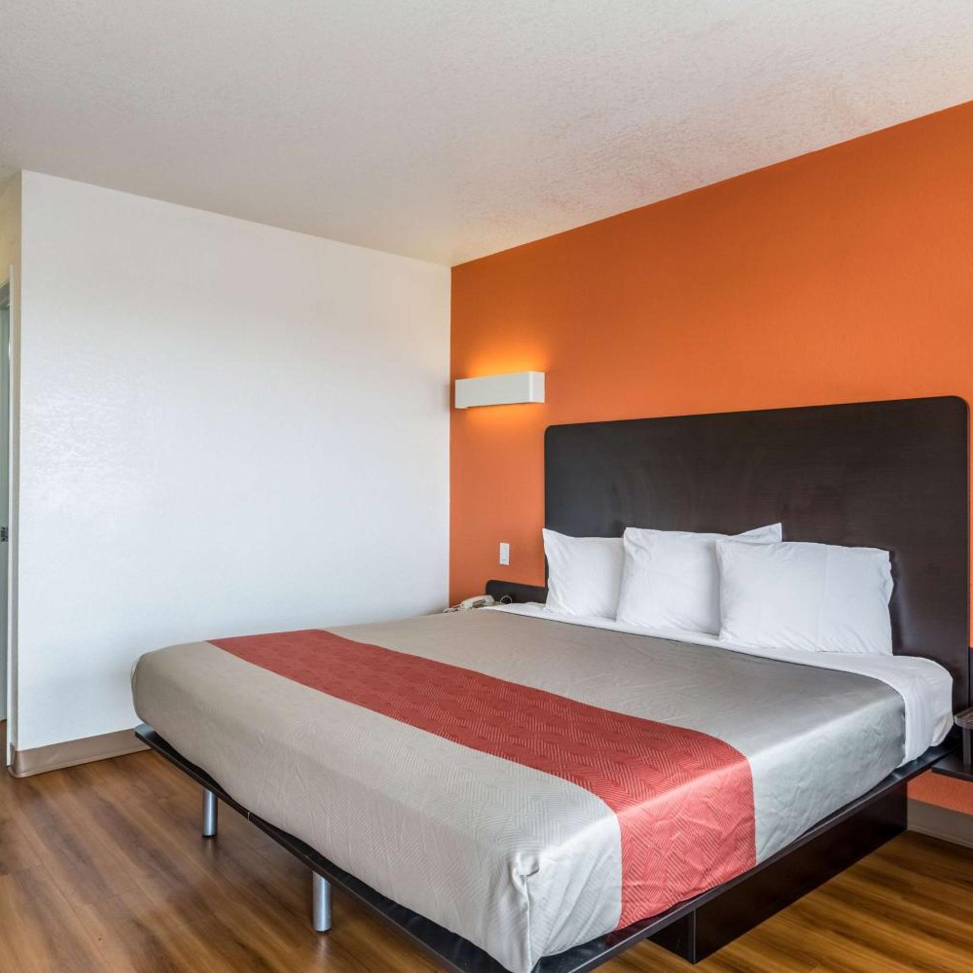 ROOM, KING BED