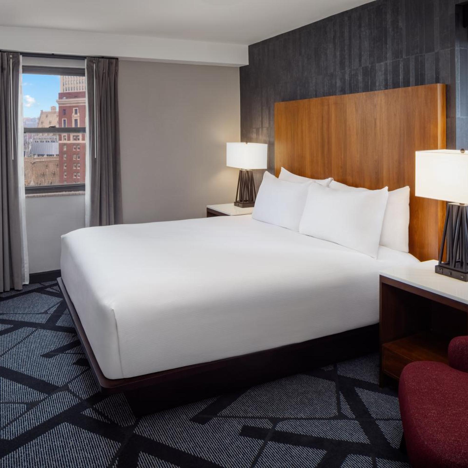SKYLINE, 2 ROOMS, SUITE, KING BED, CITY VIEW, CORNER