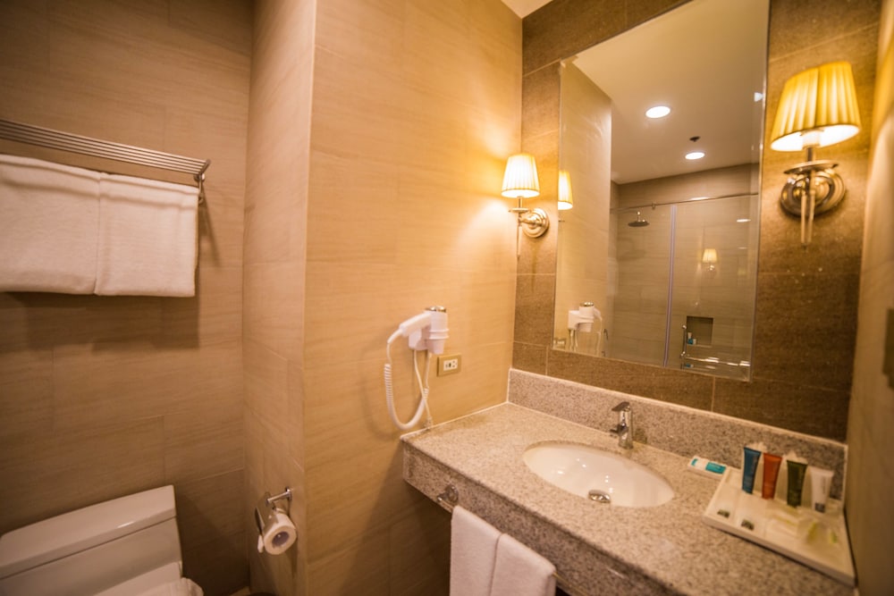Rizal Park Hotel 65/65