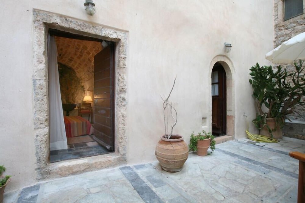 Dorovinis Monemvasia Castlehouses 1/45