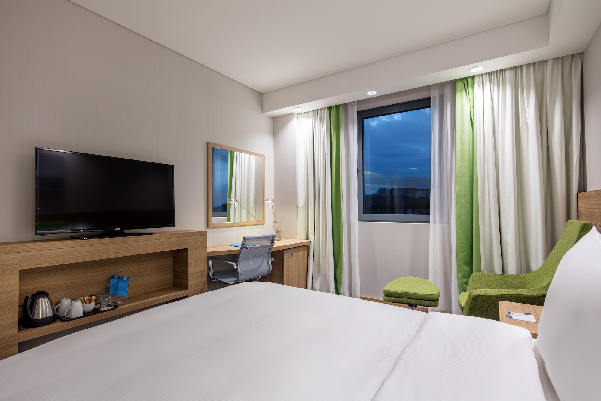 ROOM, QUEEN BED, BALCONY