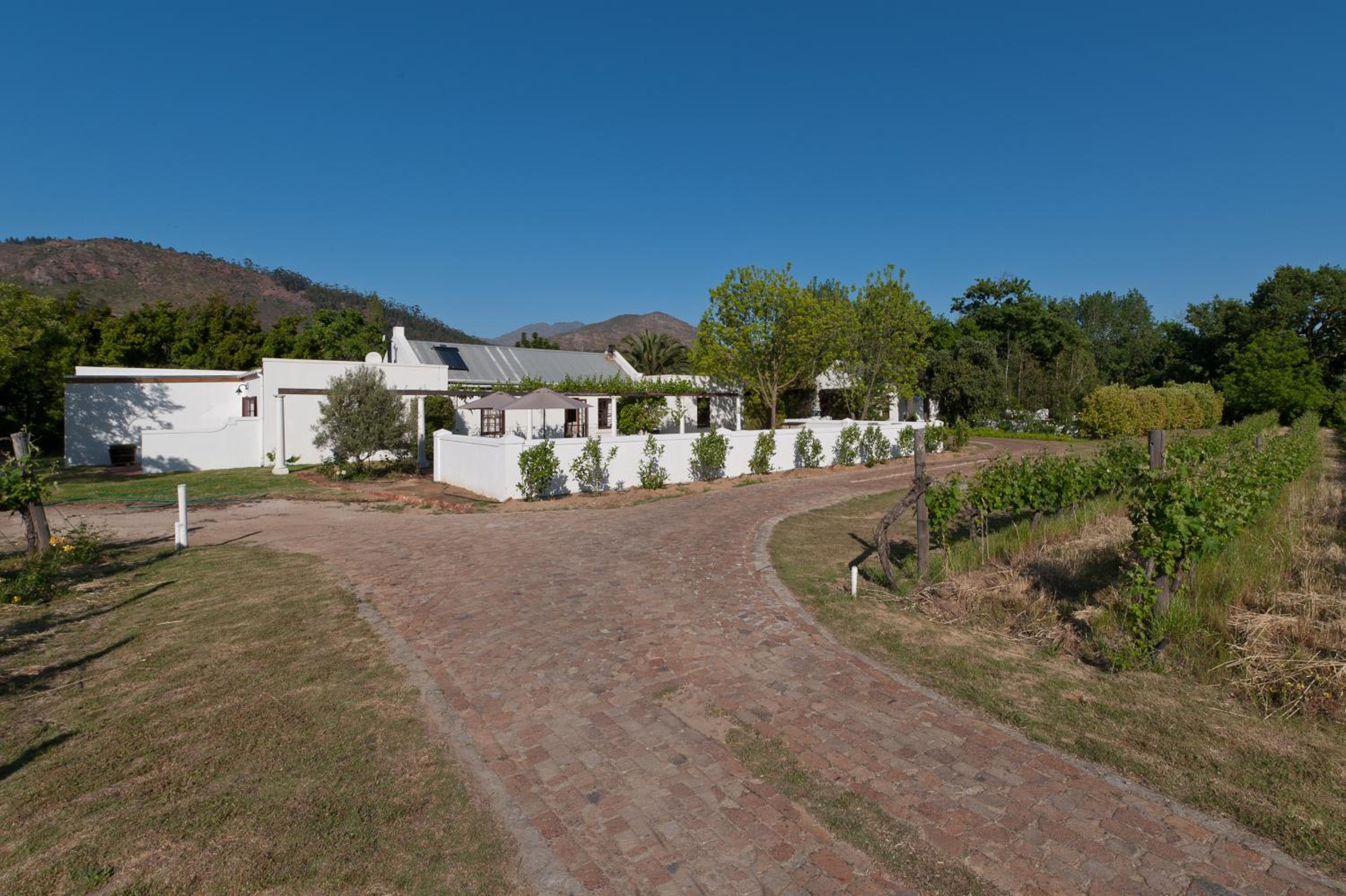 La Galiniere Guest Cottages 6/14