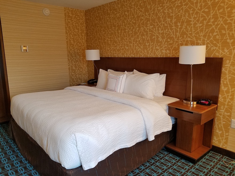 Fairfield Inn Suites Springfield Holyoke 10/35