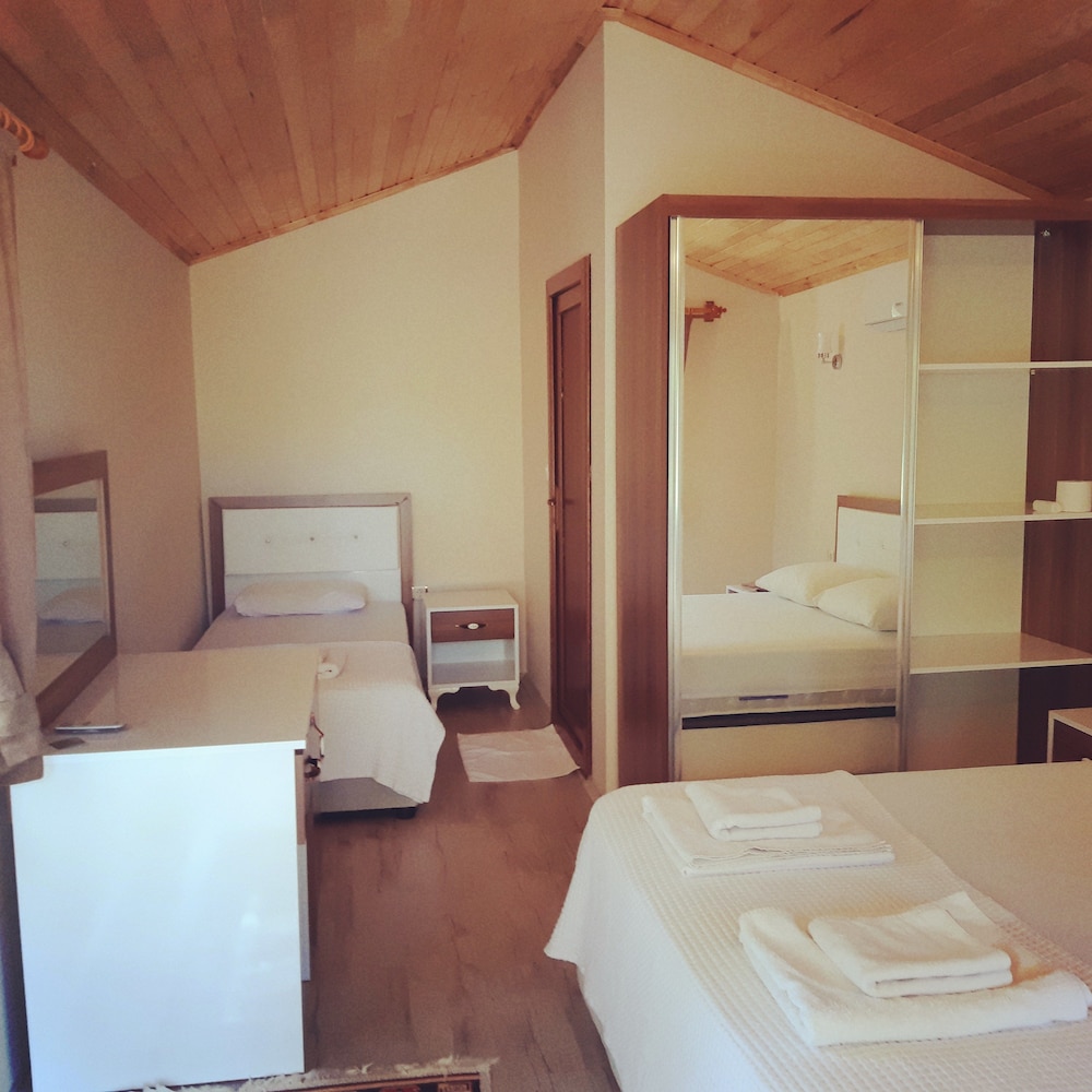 Secret Garden Bungalows & Tent Hotel 7/26