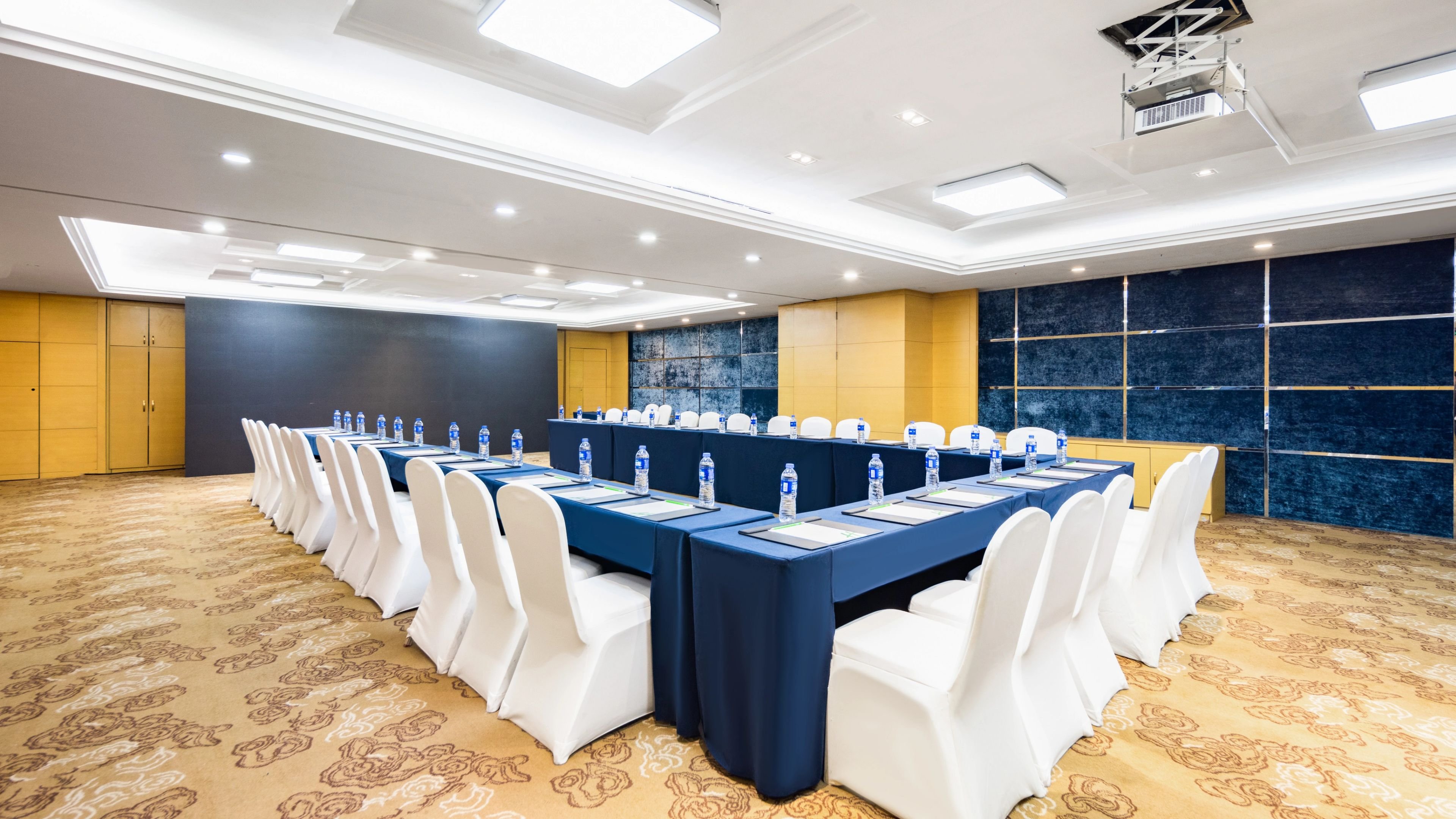 HOLIDAY INN SHIJIAZHUANG CENTRAL 67/77