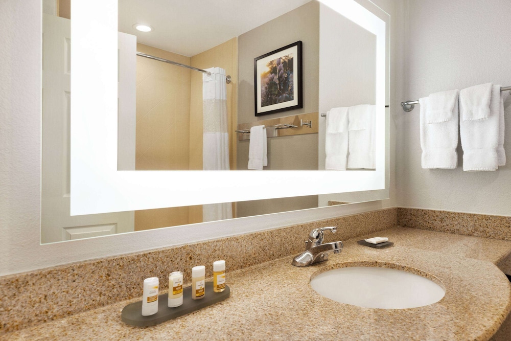 La Quinta Inn And Suites By Wyndham Port Arthur 47/50