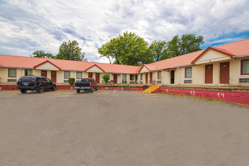 Sunflower Motel Hiawatha By OYO 39/53