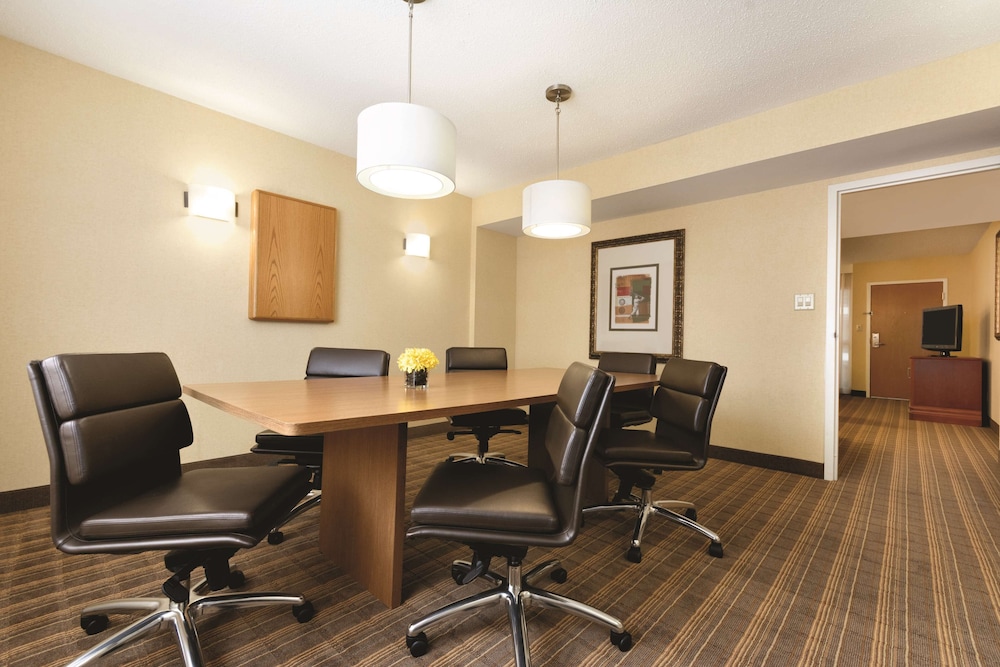 Embassy Suites Greenville Golf Resort Conference Center 34/38