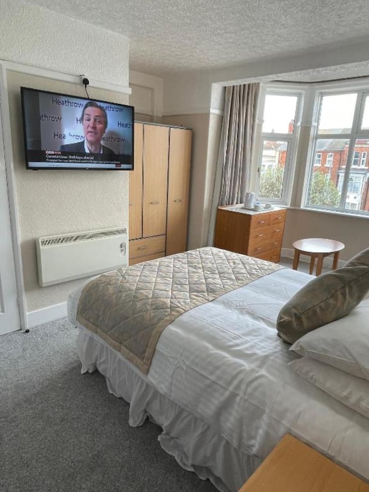 OYO Queens Hotel, Skegness 24/52
