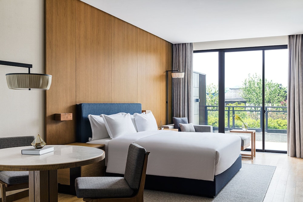 Courtyard, Deluxe, King Bed