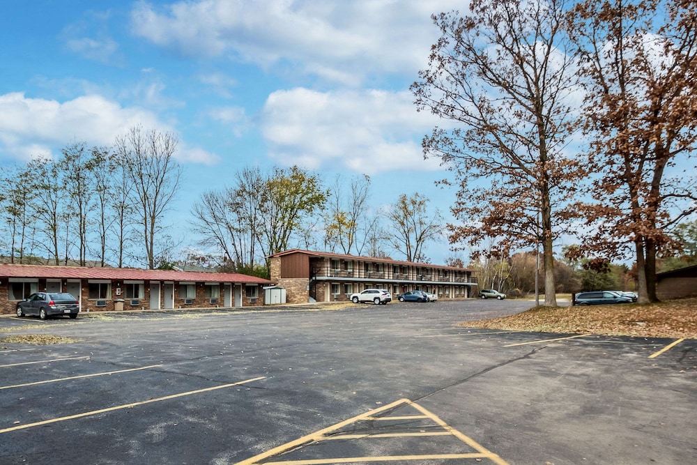 Econo Lodge Waupaca 33/35