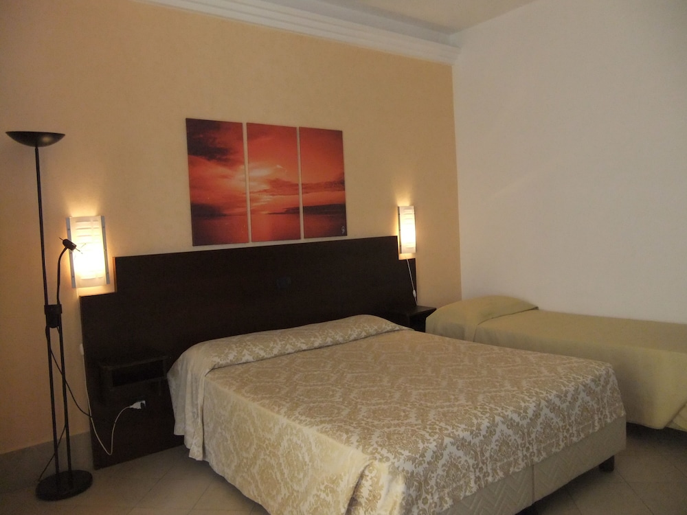 ROOM, QUADRUPLE