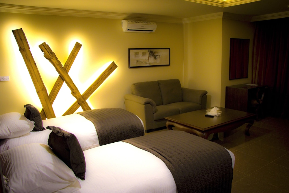 Home Suites Hotel 6/80