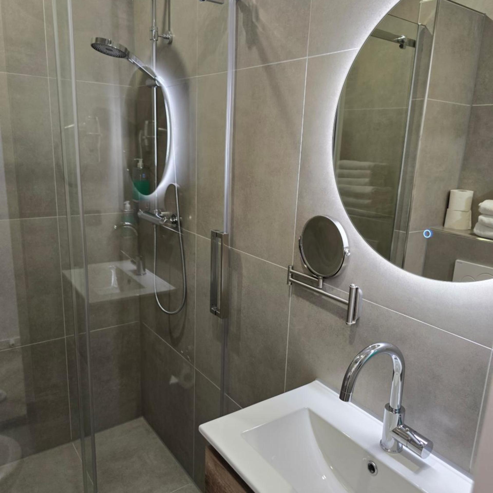 غرفة ثلاثية، Hotel Port 7/7