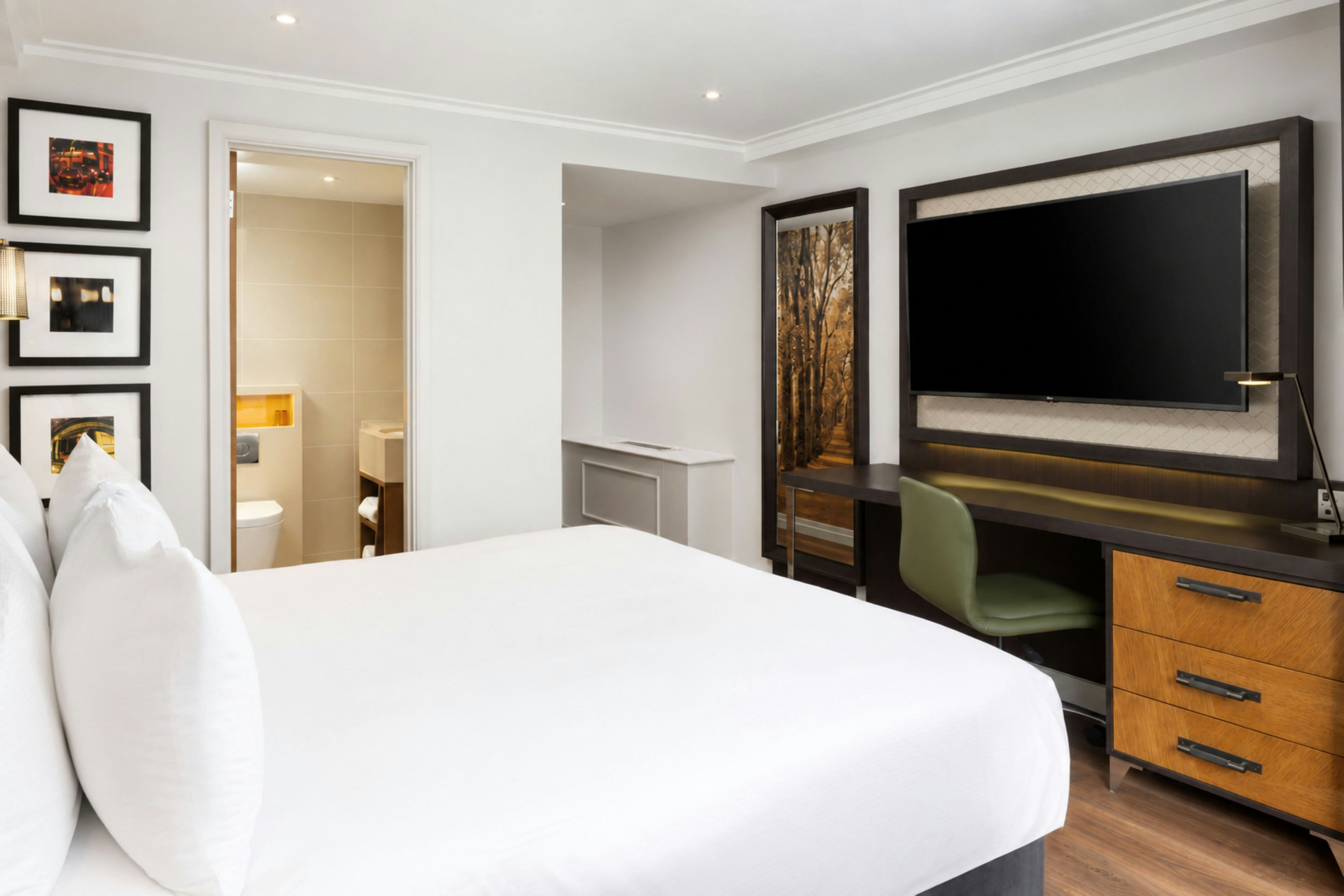 Guest Room, King Bed