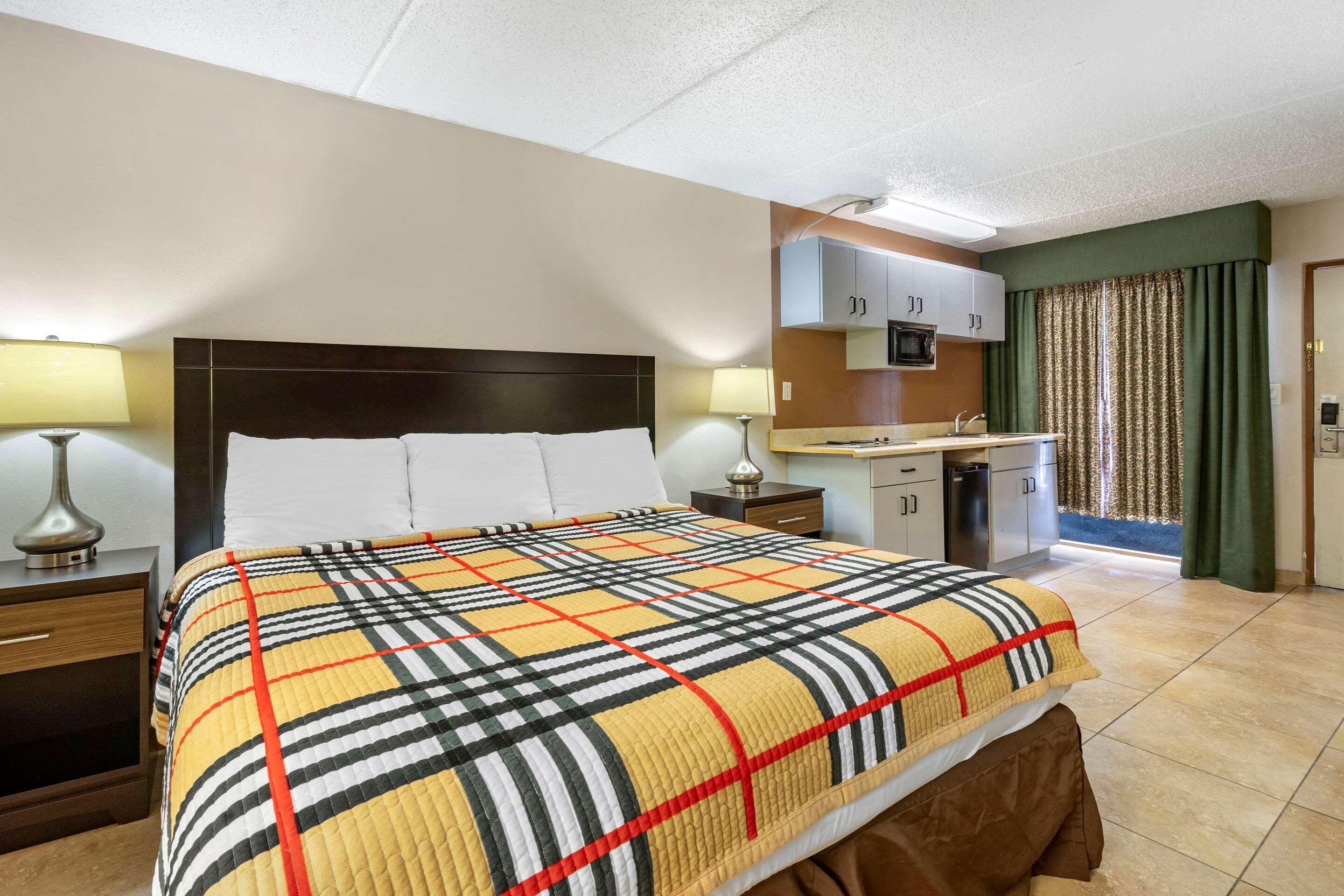 EFFICIENCY, KING BED