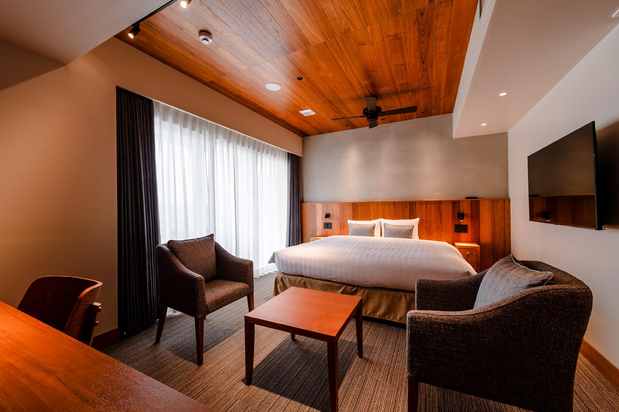 Basement, King Bed, Night View