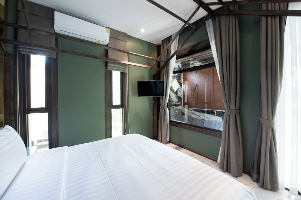 Grand, Wooden, Style, Suite, King and Twin Beds