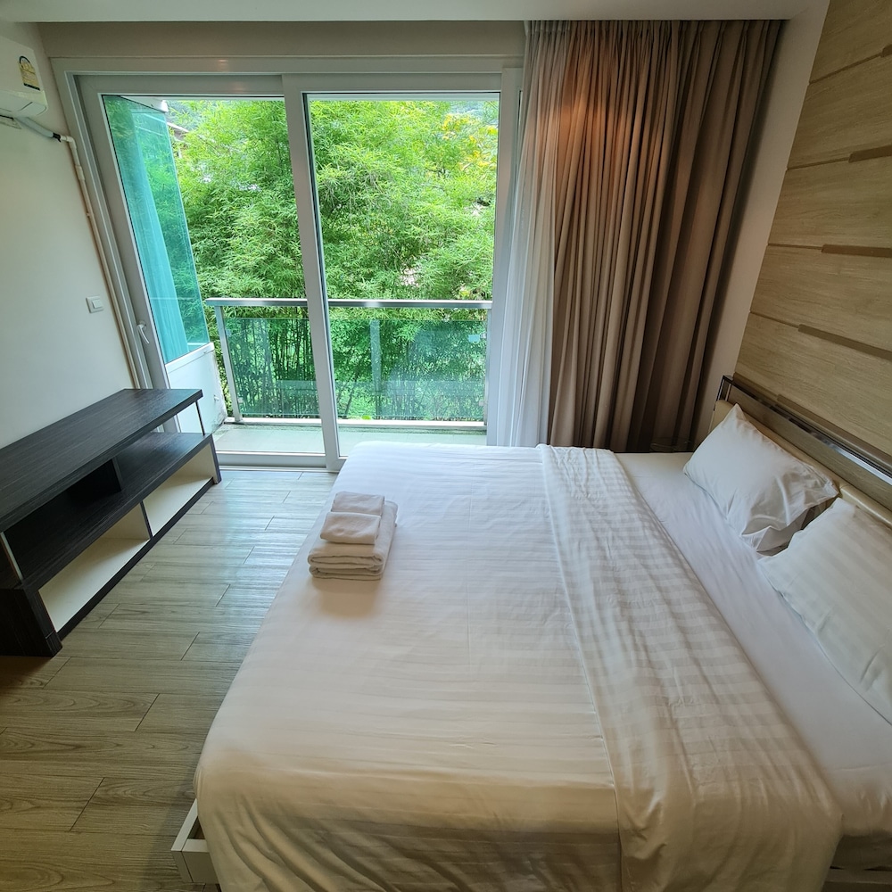 THE BAYCLIFF RESIDENCES 14/50