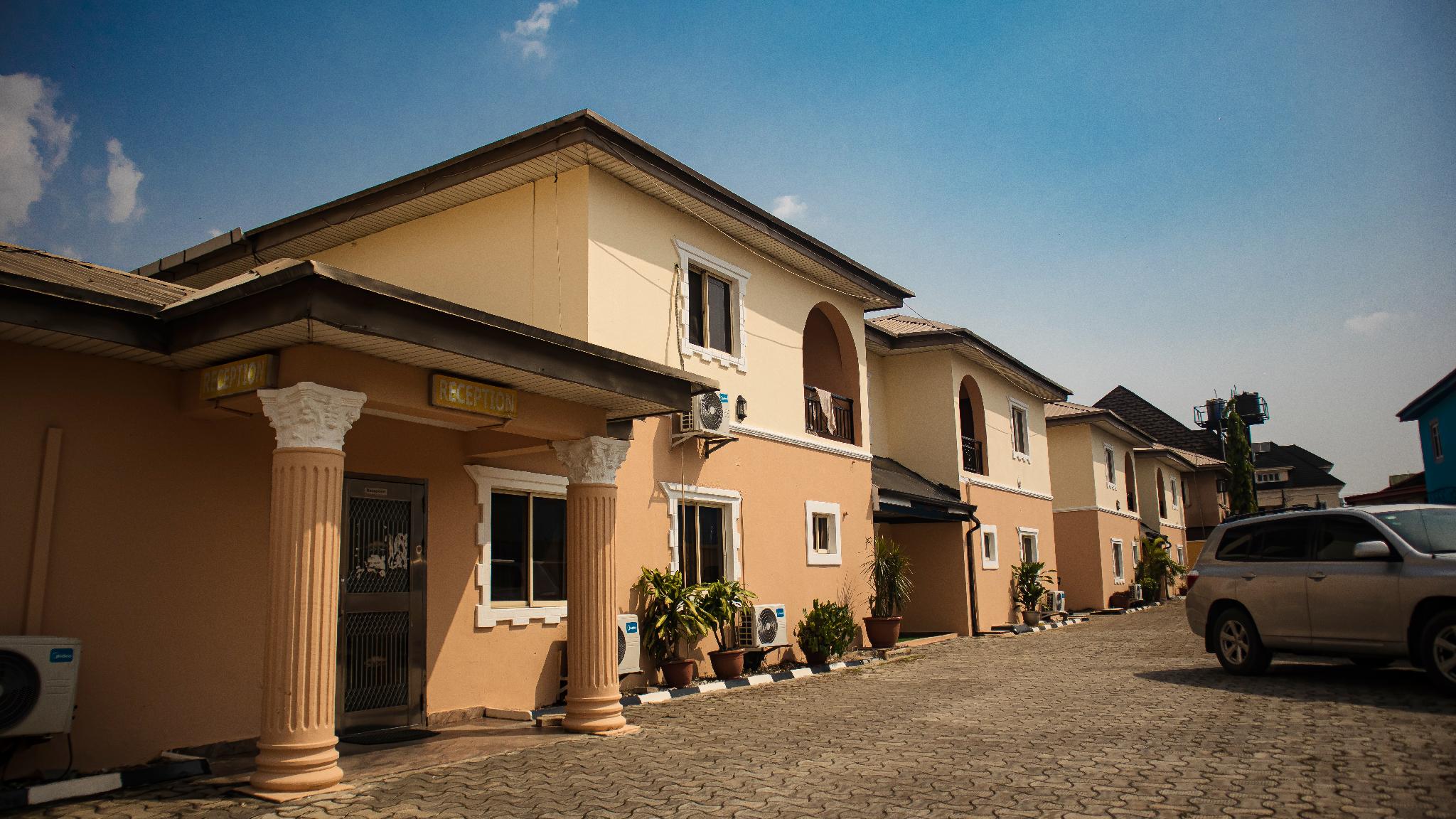 AES Luxury Apartments 16/17