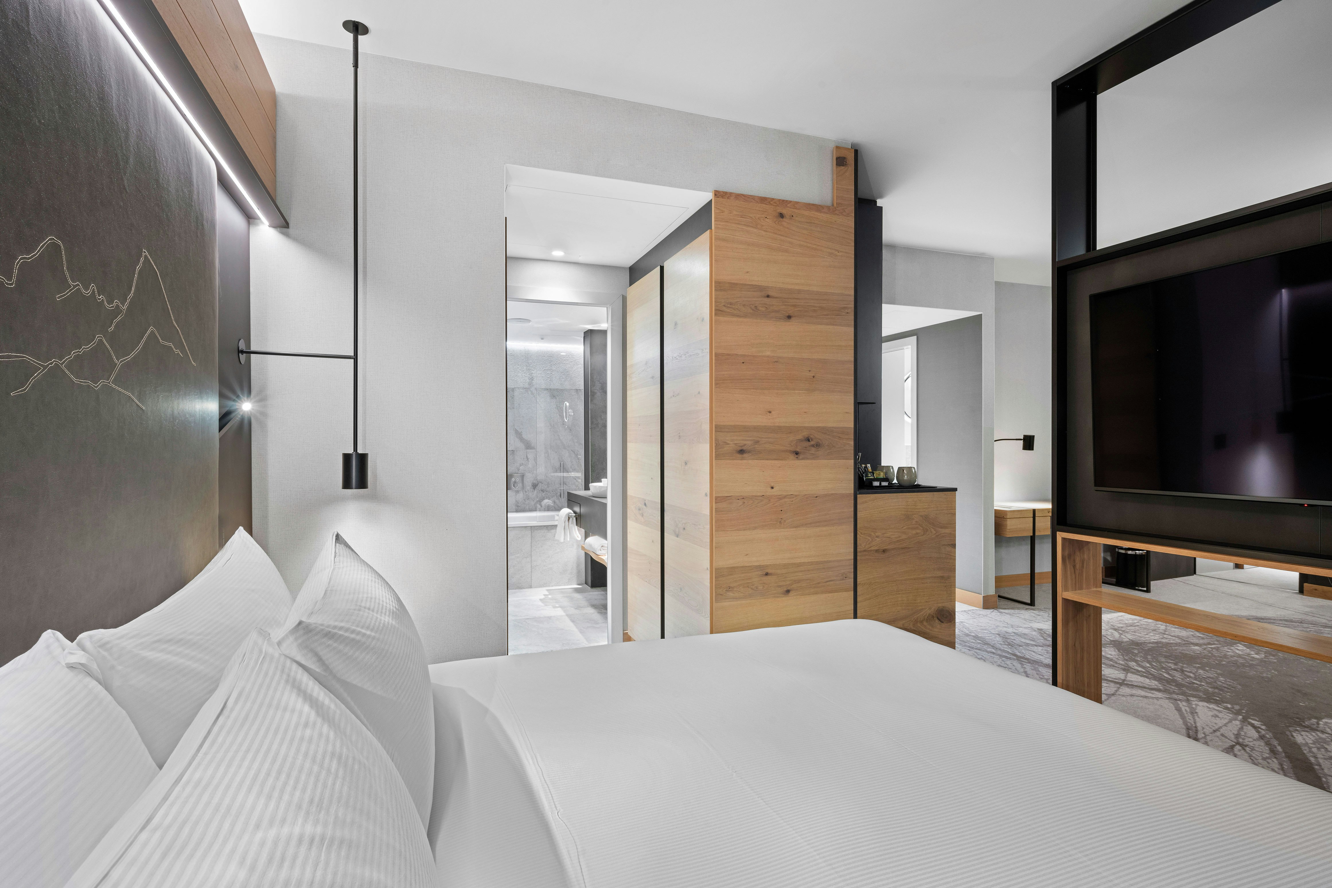 DELUXE, SUITE, KING BED