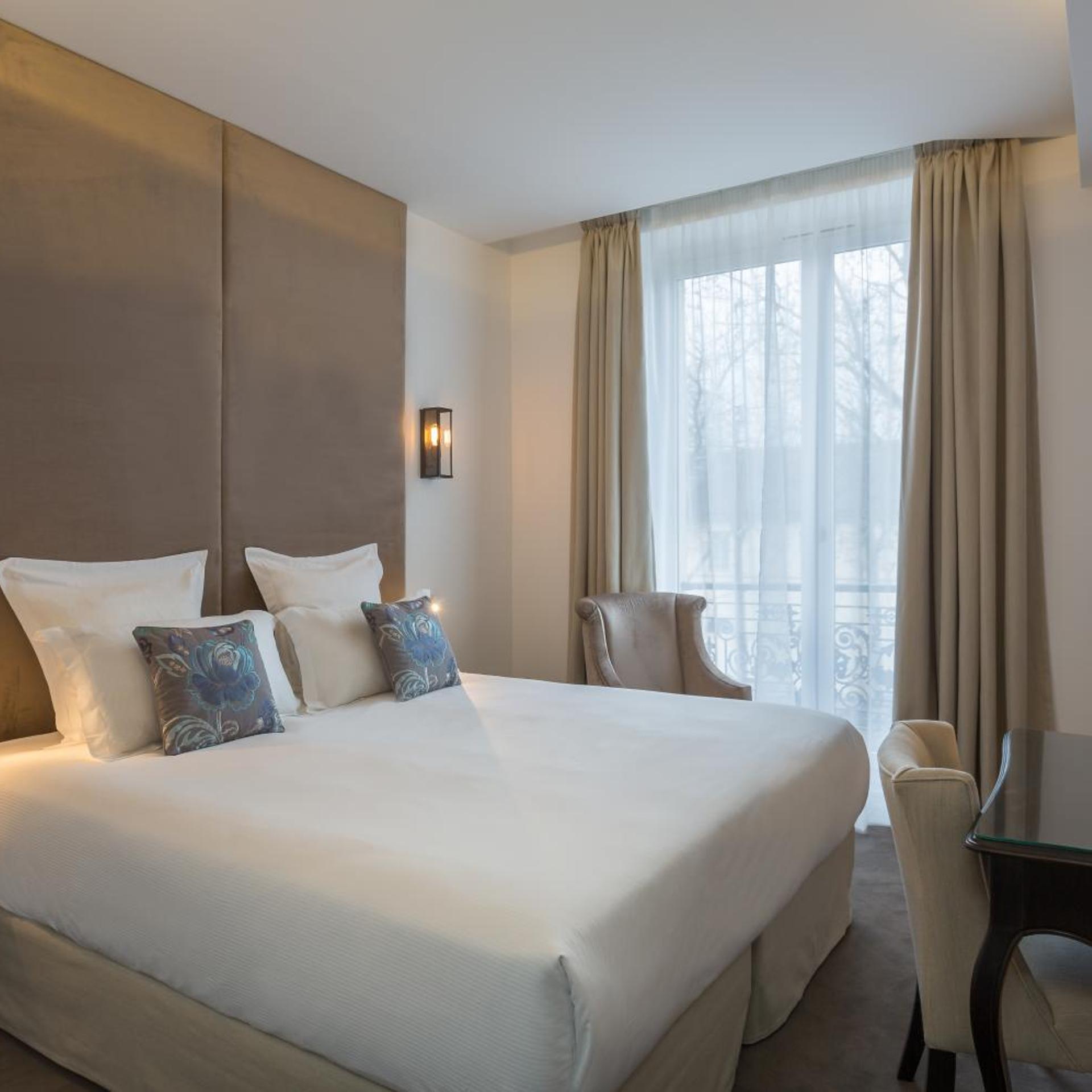 Marquis, Double Bed, Eiffel Side View