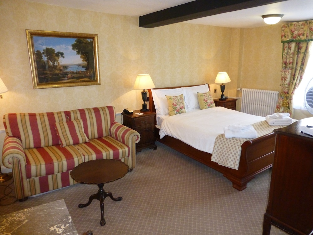 The Bear Hotel 5/33