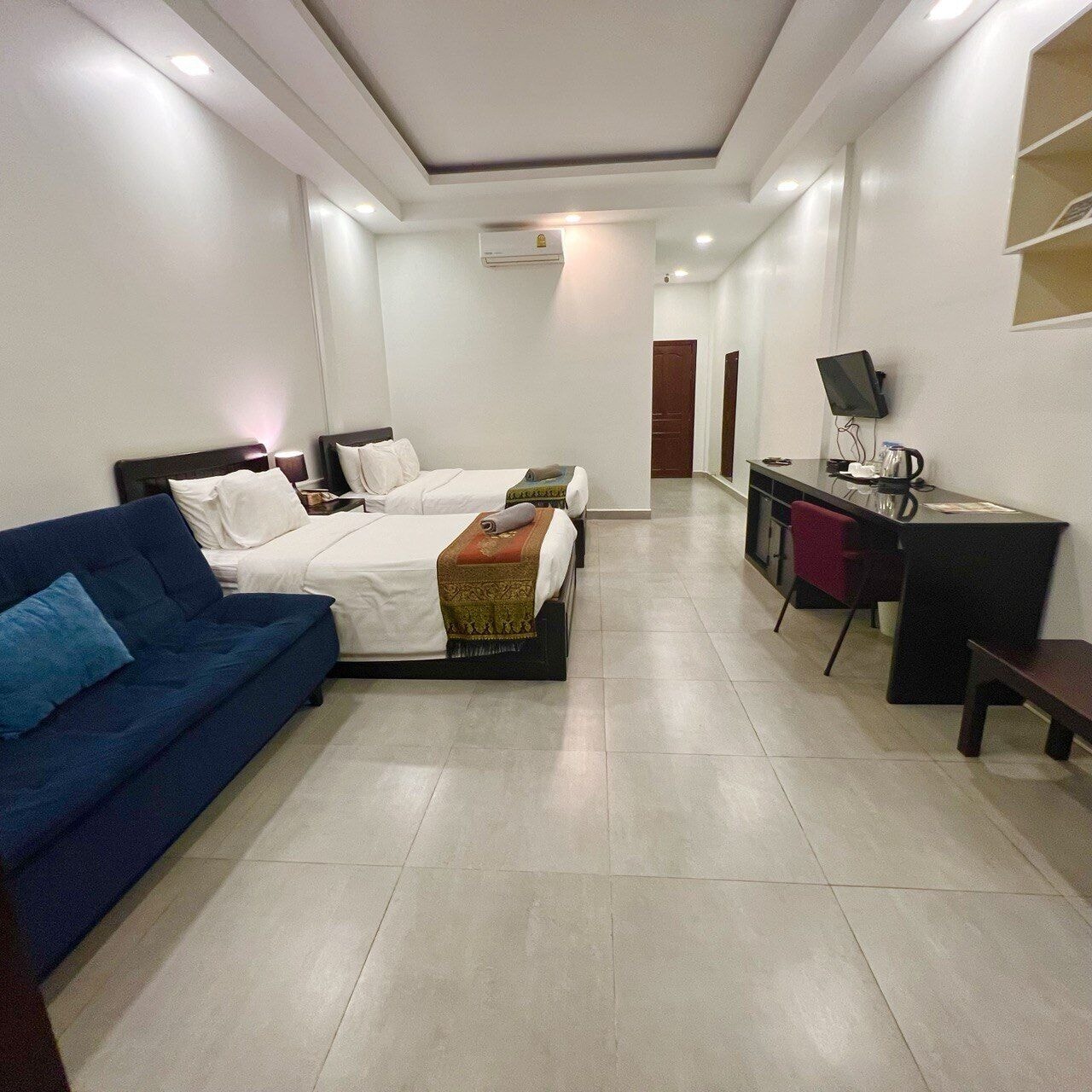 DELUXE, TWIN BEDS, BATHTUB