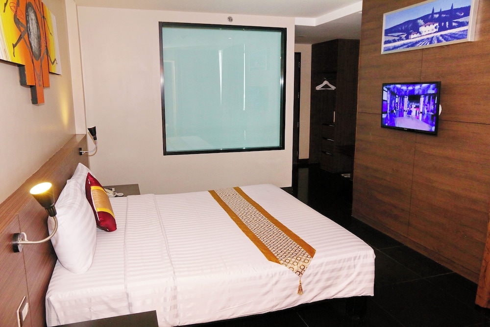 Deluxe, King Bed, Garden View, Balcony