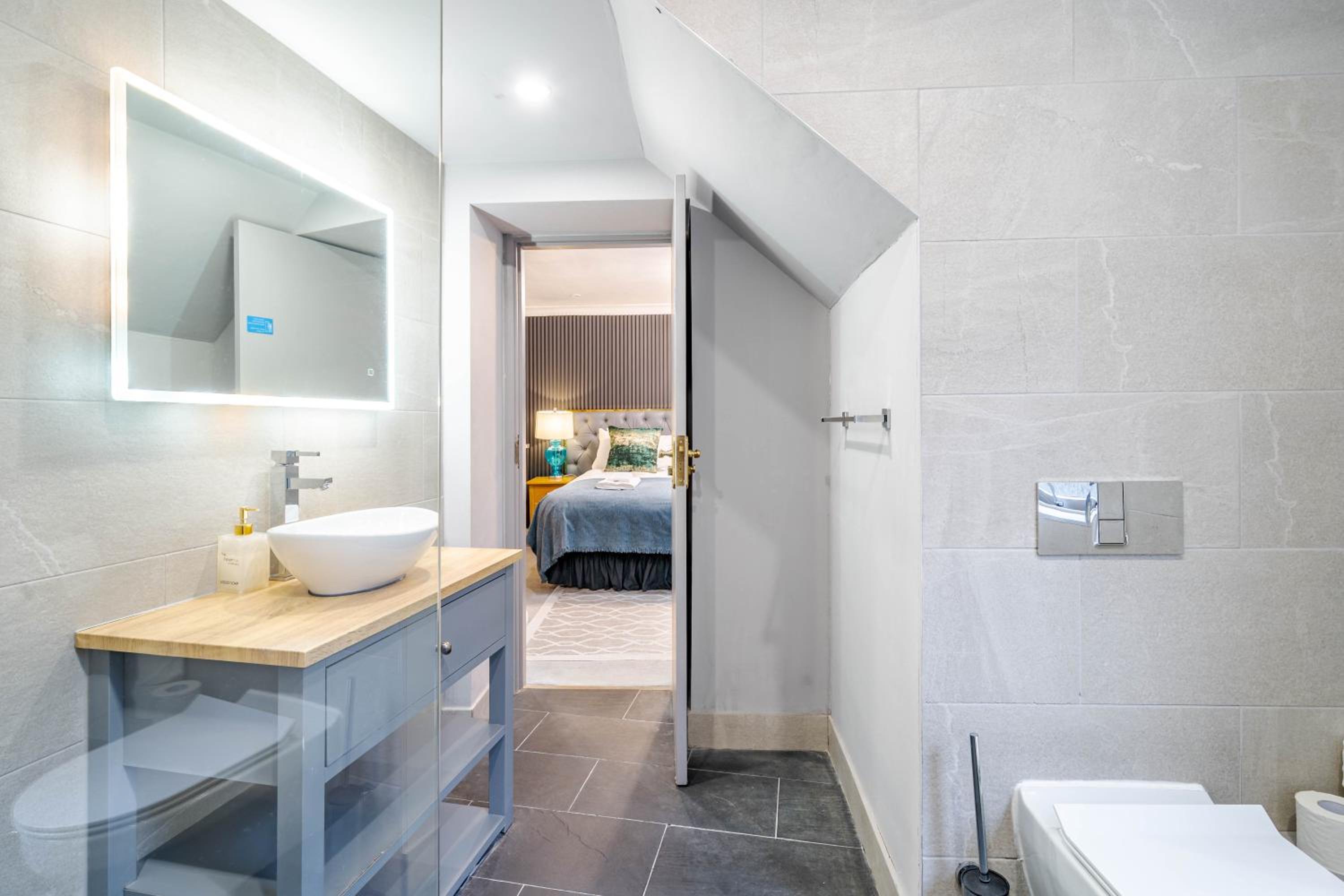 Waterhead Rooms & Suites - Parking and Light Breakfast 33/43