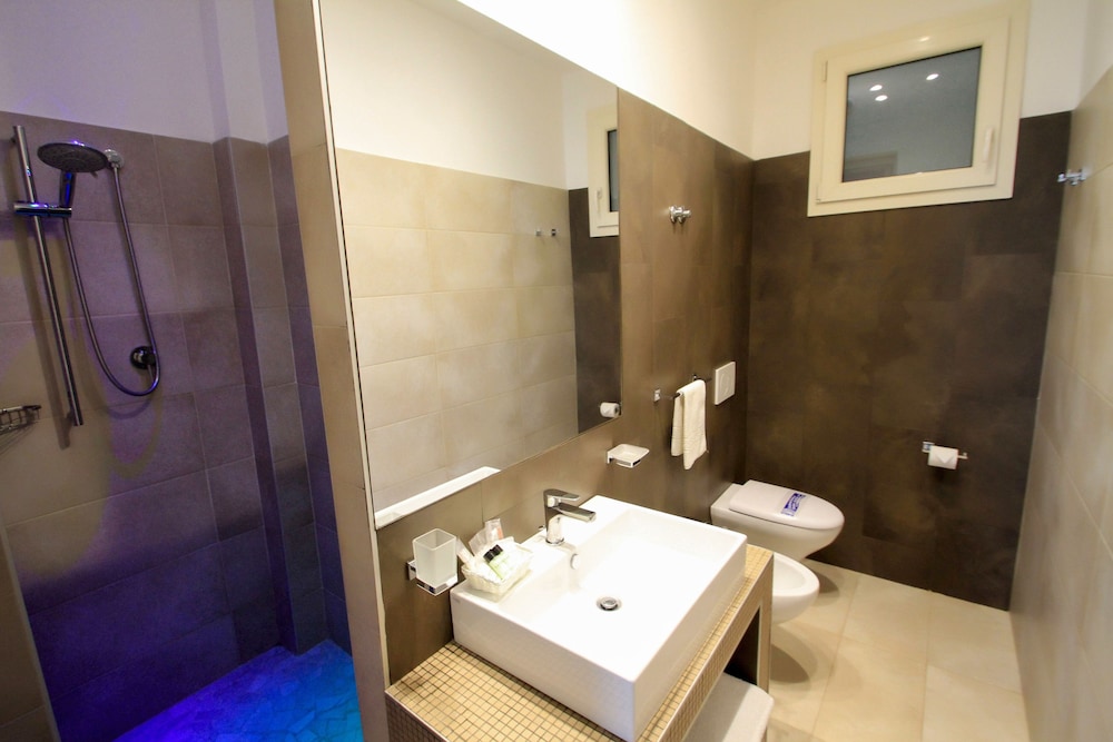 ROOM, DOUBLE OR TWIN BED, ACCESSIBLE
