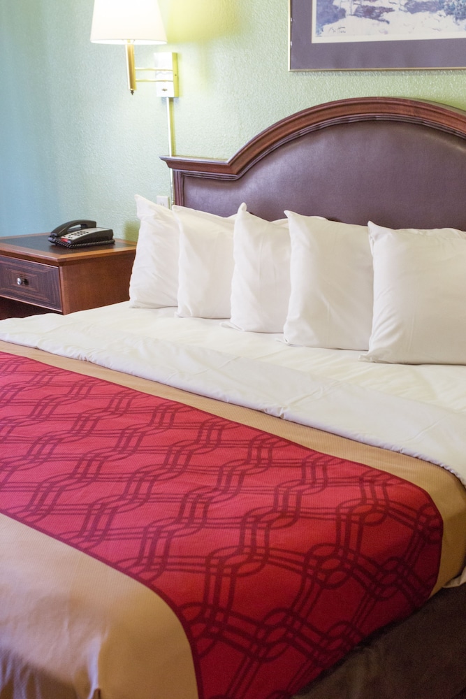 Econo Lodge Pryor 33/58