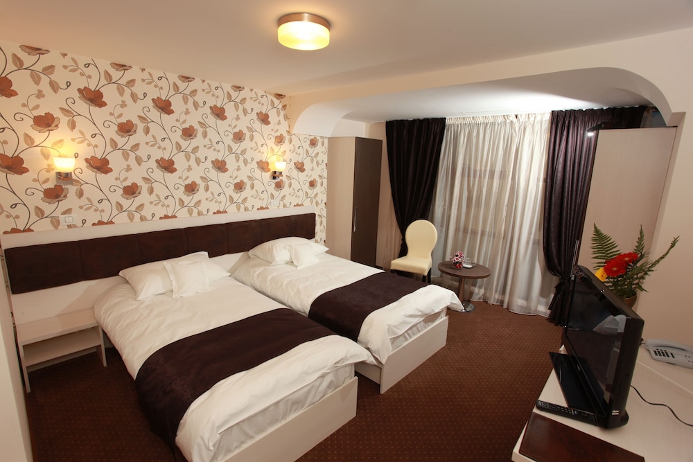 West Plaza Hotel 9/39