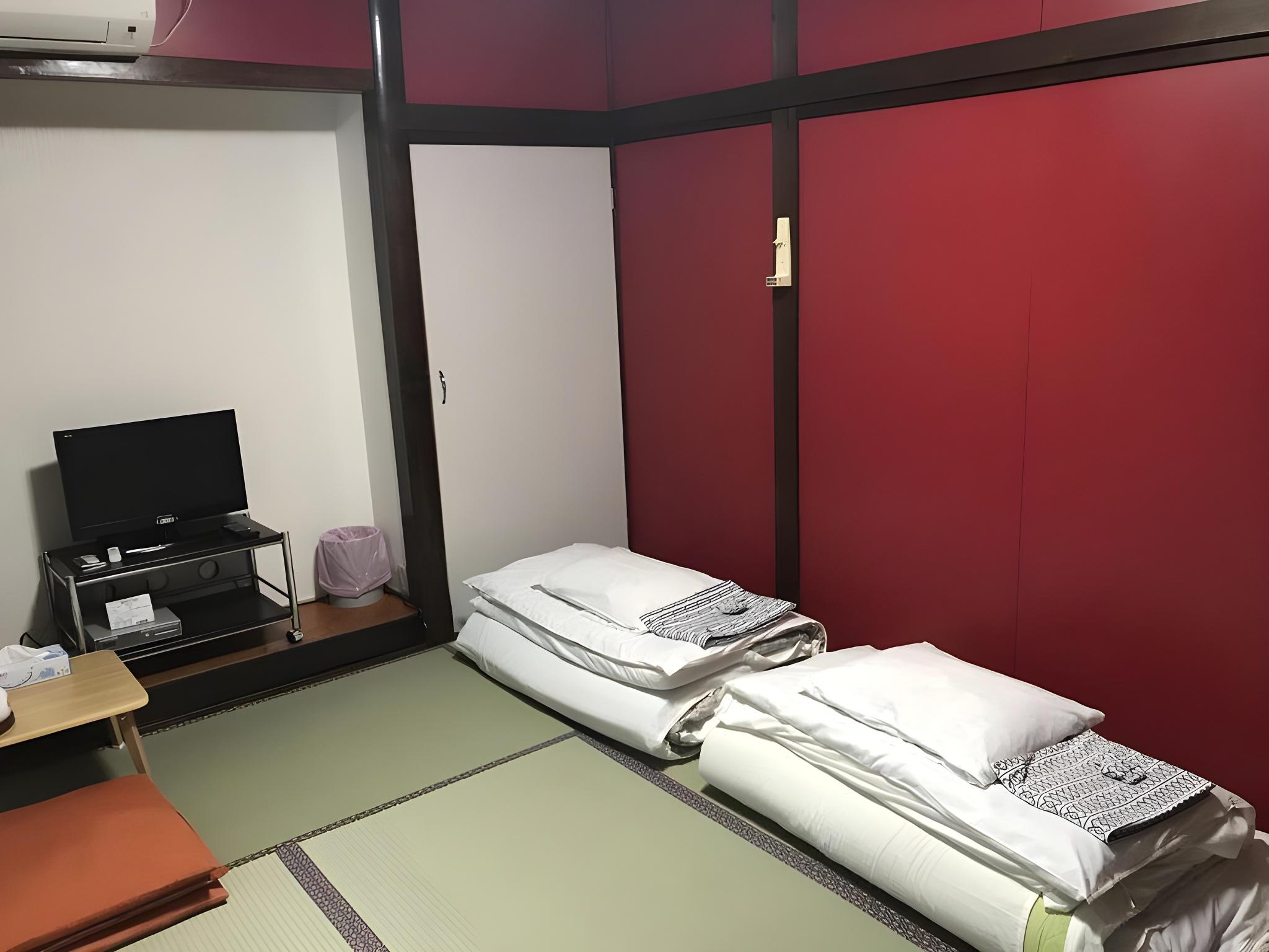 غرفة يابانية تقليدية بأرضية تاتامي