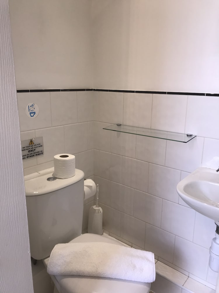 Kempfield House Hotel 48/50