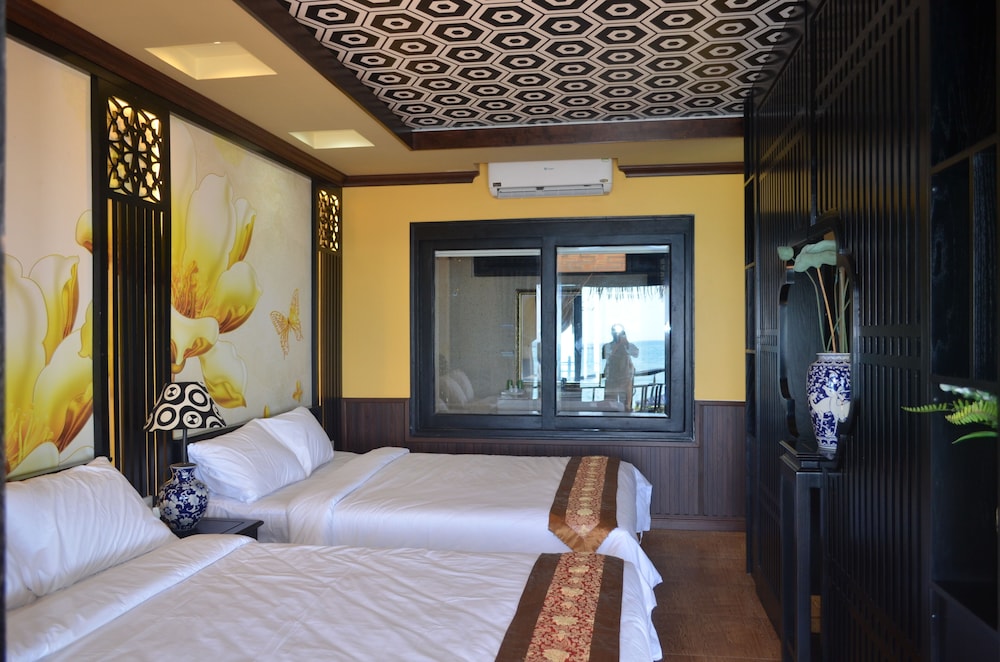 DELUXE, 2 QUEEN BEDS, BEACH FRONT
