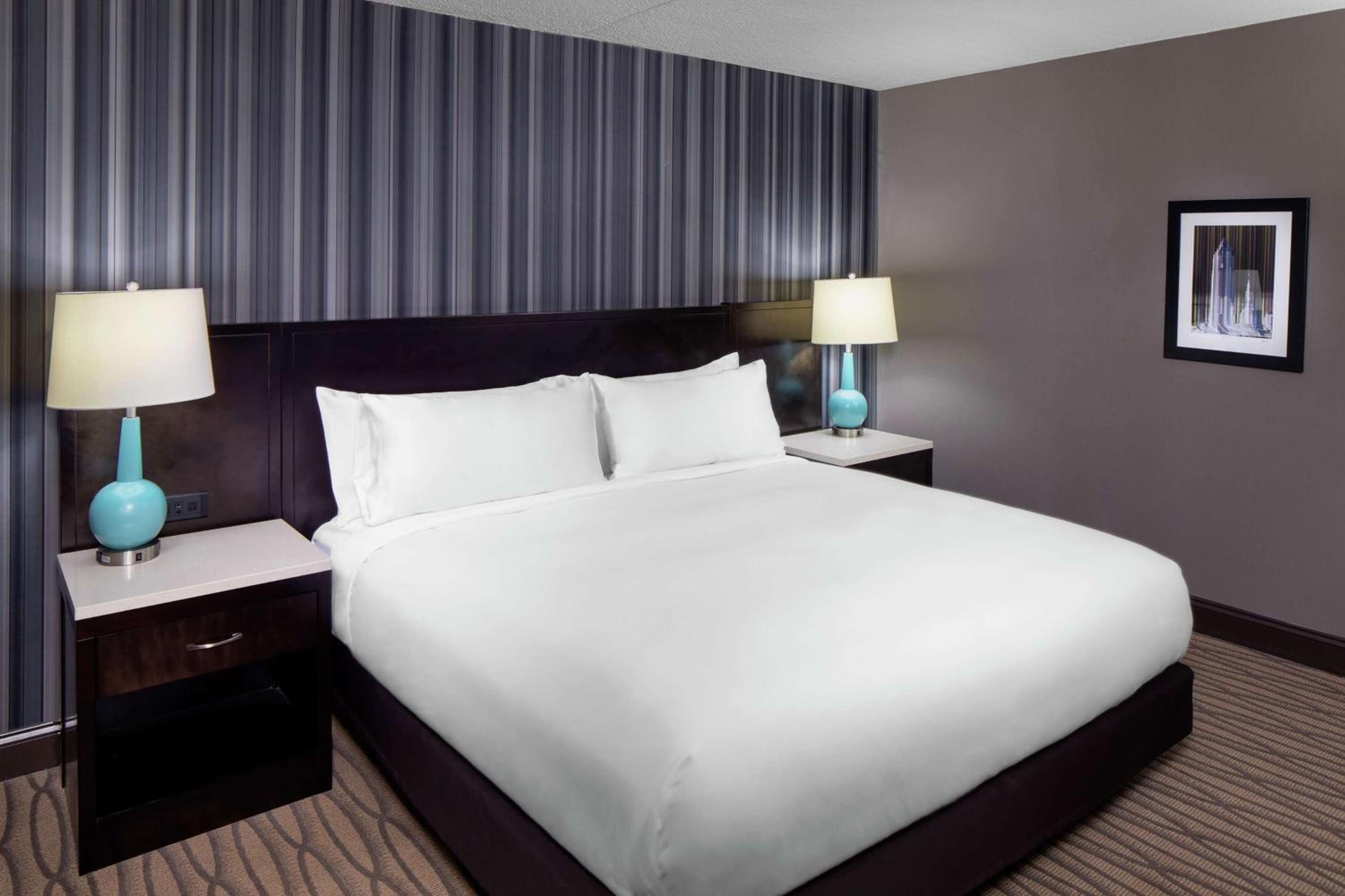 Suite, King Bed, Pool Side