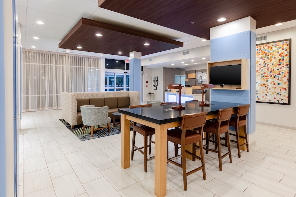 HOLIDAY INN EXPRESS CALHOUN SOUTH 64/82