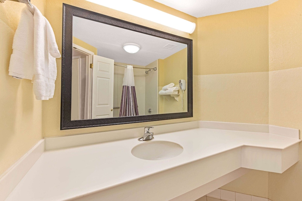 La Quinta Inn & Suites by Wyndham USF (Near Busch Gardens) 25/54