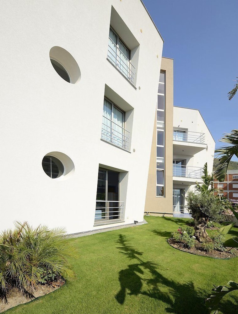 Astro Suite Hotel 7/50
