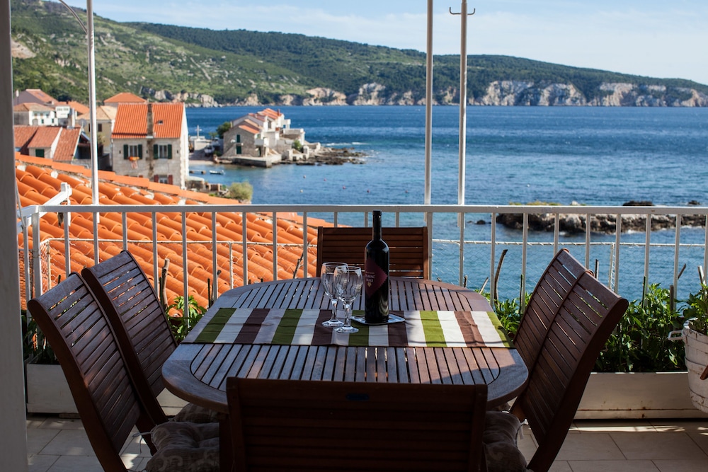 Mira Seafront Guesthouse 24/46