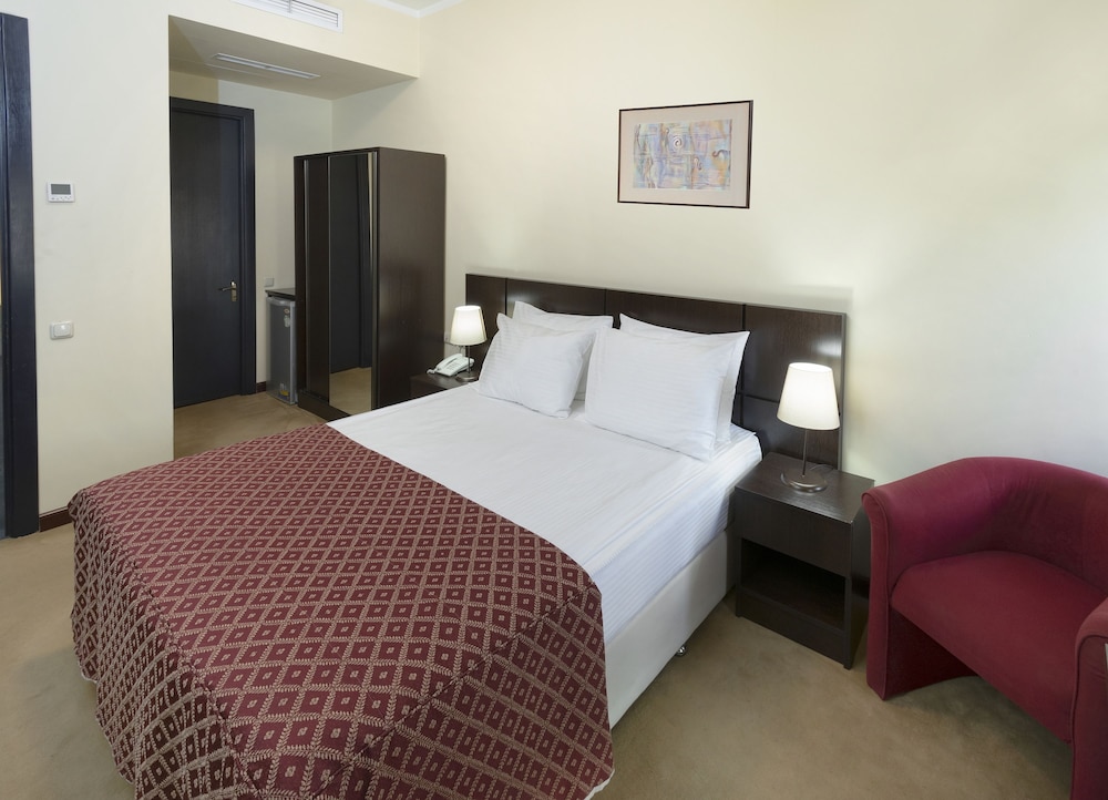 Ani Central Inn Ex Silachi 8/66
