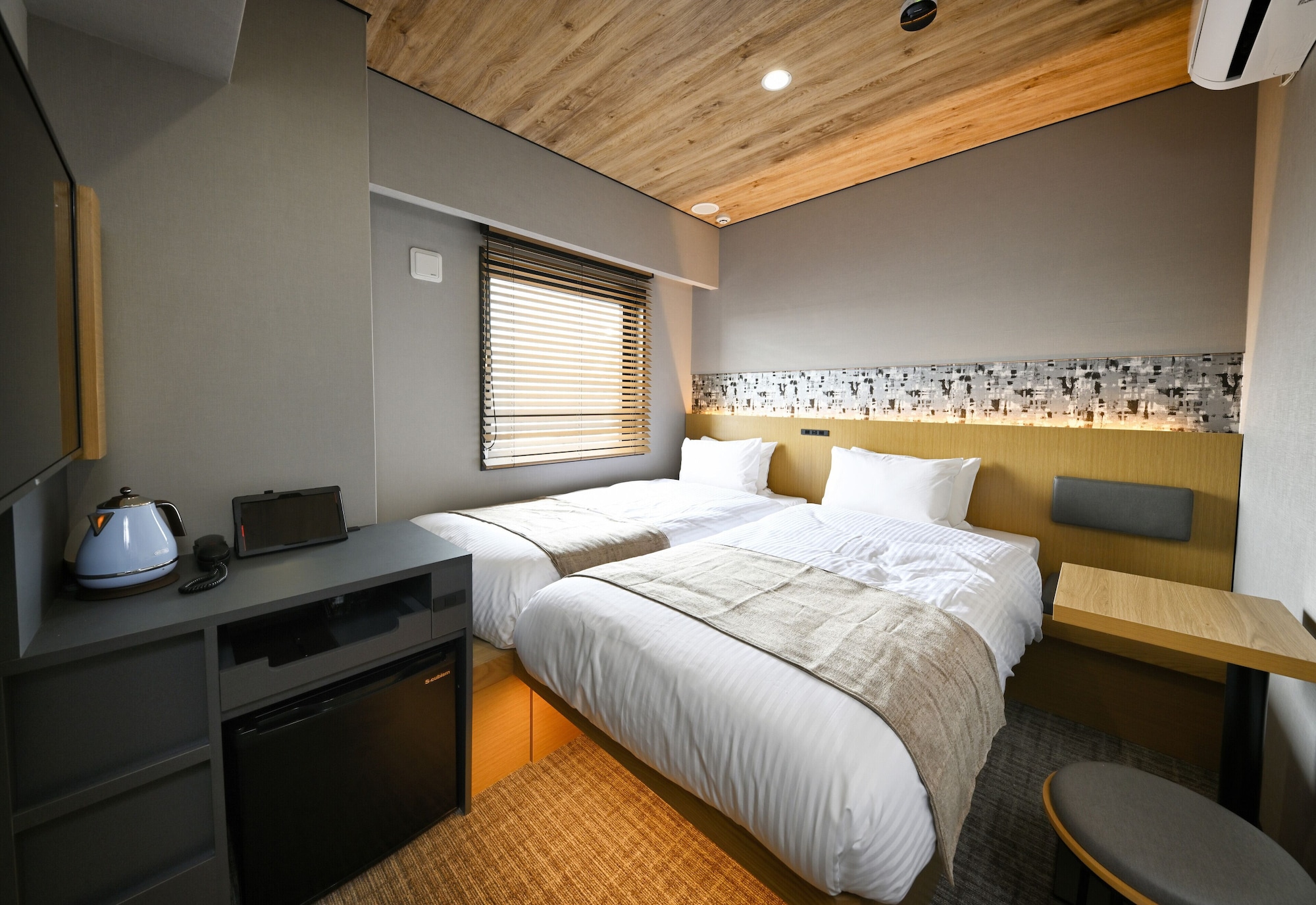 ADJOINING, 2 ROOMS, STANDARD, TWIN BEDS