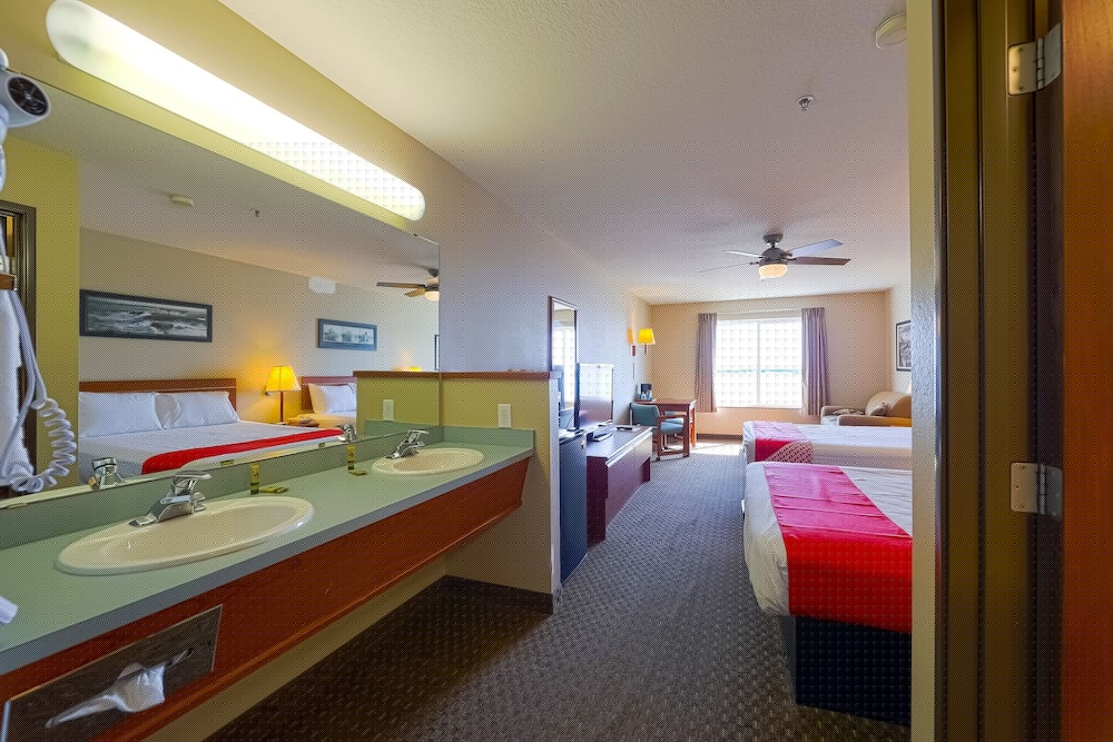 Siletz Bay Beachfront Hotel by OYO Lincoln City 9/71