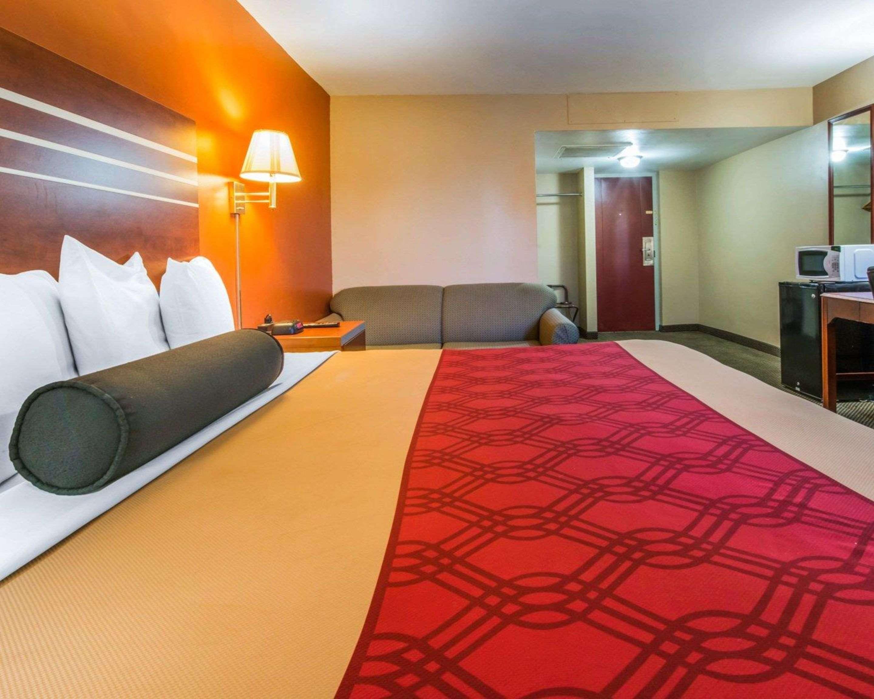 غرفة بسرير كينج للمدخنين، Econo Lodge Hermitage South 1/2