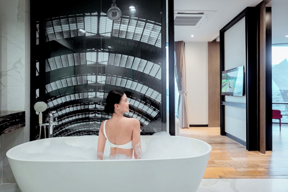 Mercure Bangkok Makkasan 12/79