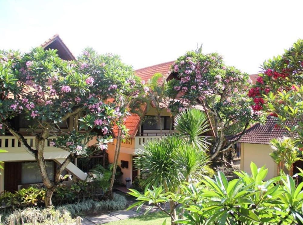 BESAKIH BEACH HOTEL 62/67