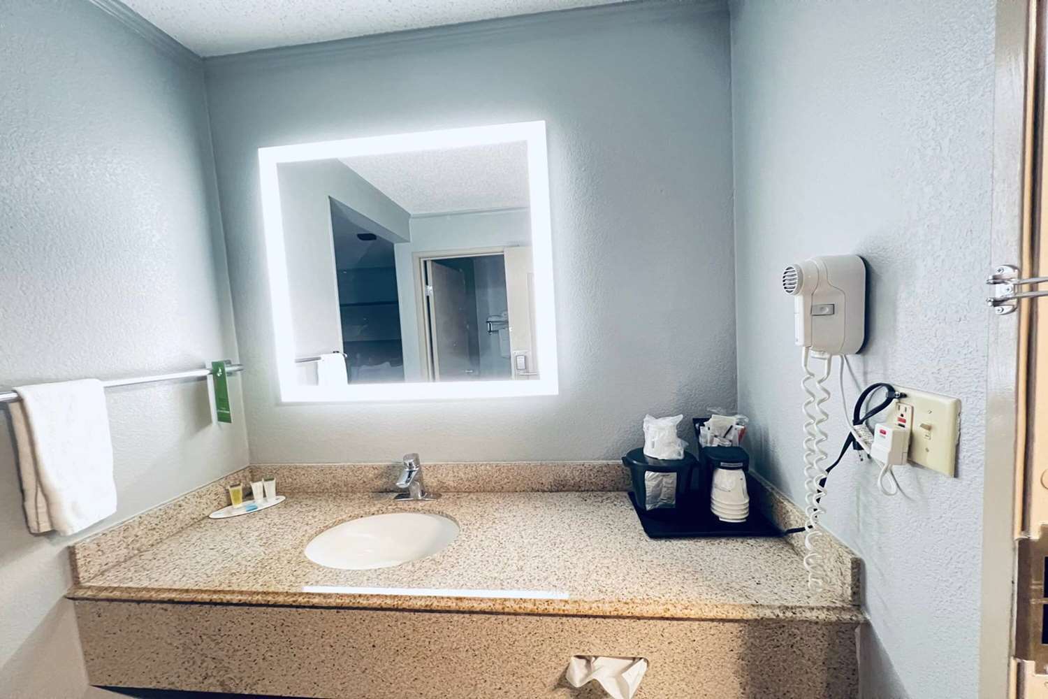 AmericInn by Wyndham Glendale/Milwaukee 28/28