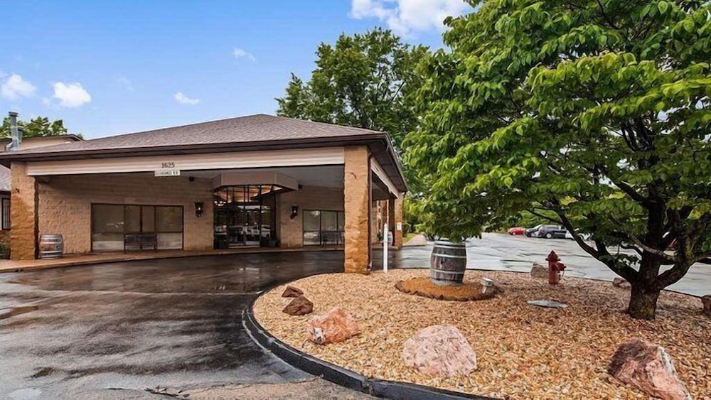 Baymont Inn and Suites by Wyndham Farmington, MO 57/62